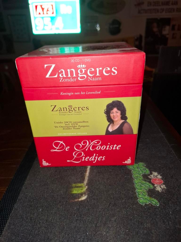Zangeres zonder naam box, Ophalen of Verzenden, Zo goed als nieuw, Levenslied of Smartlap