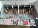 Paardenstal met oa schleich paarden en spullen, Ophalen, Zo goed als nieuw, Overige typen