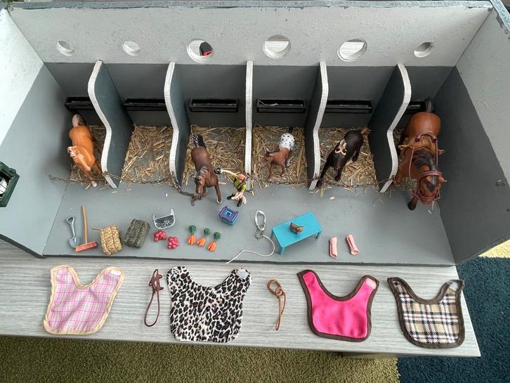 Paardenstal met oa schleich paarden en spullen, Kinderen en Baby's, Speelgoed | Houten speelgoed, Zo goed als nieuw, Overige typen