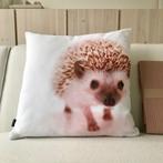 NIEUW wit kussen met foto egel roze bruin kinderkamer 50x50, Ophalen of Verzenden, Nieuw, Wit, Vierkant