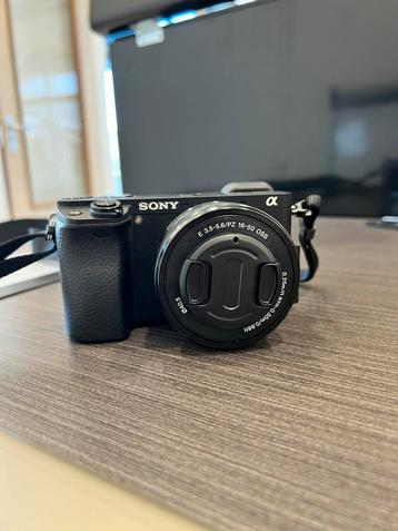 Sony A6300 met 16-50mm lens en 2 batterijen beschikbaar voor biedingen