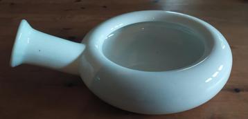 antieke ronde keramieken ondersteek met tuit beschikbaar voor biedingen