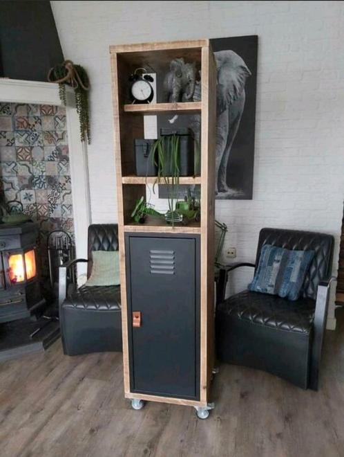 Hoge industriele kast met locker, Huis en Inrichting, Kasten | Boekenkasten, Nieuw, Minder dan 50 cm, 150 tot 200 cm, 25 tot 50 cm