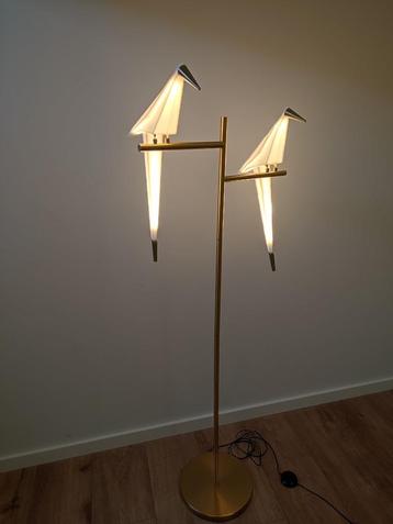 Staande lamp met twee met LED verlichte vogels merk Kaixunl beschikbaar voor biedingen