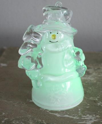kunststof sneeuwpop met verschillende kleuren licht beschikbaar voor biedingen