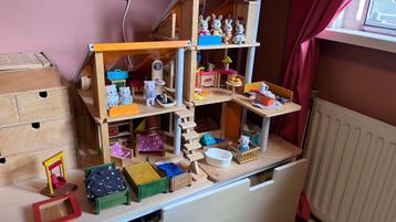 Poppenhuis PlanToys met Sylvanian family’s beschikbaar voor biedingen