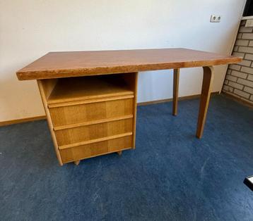 Pastoe bureau Cees Braakman beschikbaar voor biedingen