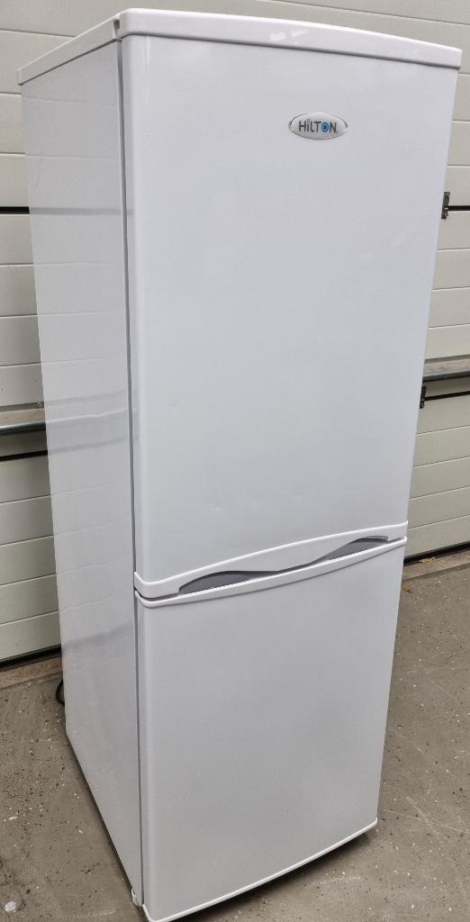 Keurige Hilton koel-vries combinatie 143cm hoog A+, Witgoed en Apparatuur, Koelkasten en IJskasten, Zo goed als nieuw, Met aparte vriezer