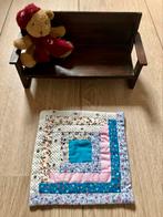 Stevig houten bankje poppenhuis en quilt kleedje, Ophalen, Gebruikt, Poppenhuis