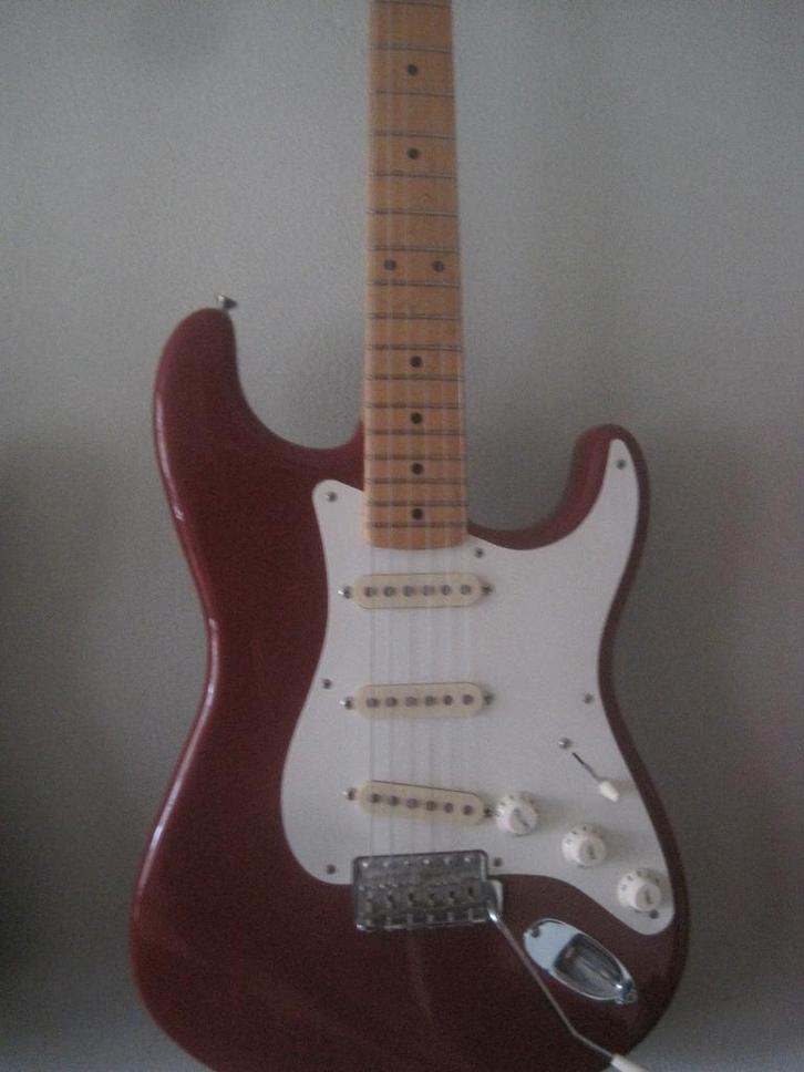 Fender Stratocaster AVRI (rood) met koffer en papieren, Muziek en Instrumenten, Snaarinstrumenten | Gitaren | Elektrisch, Zo goed als nieuw