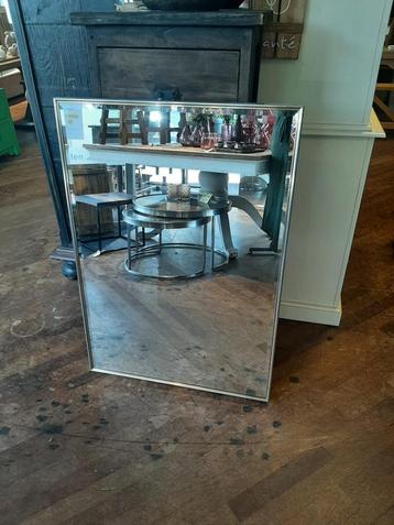 Prachtige strakke zilveren spiegel 100 x 70 cm beschikbaar voor biedingen
