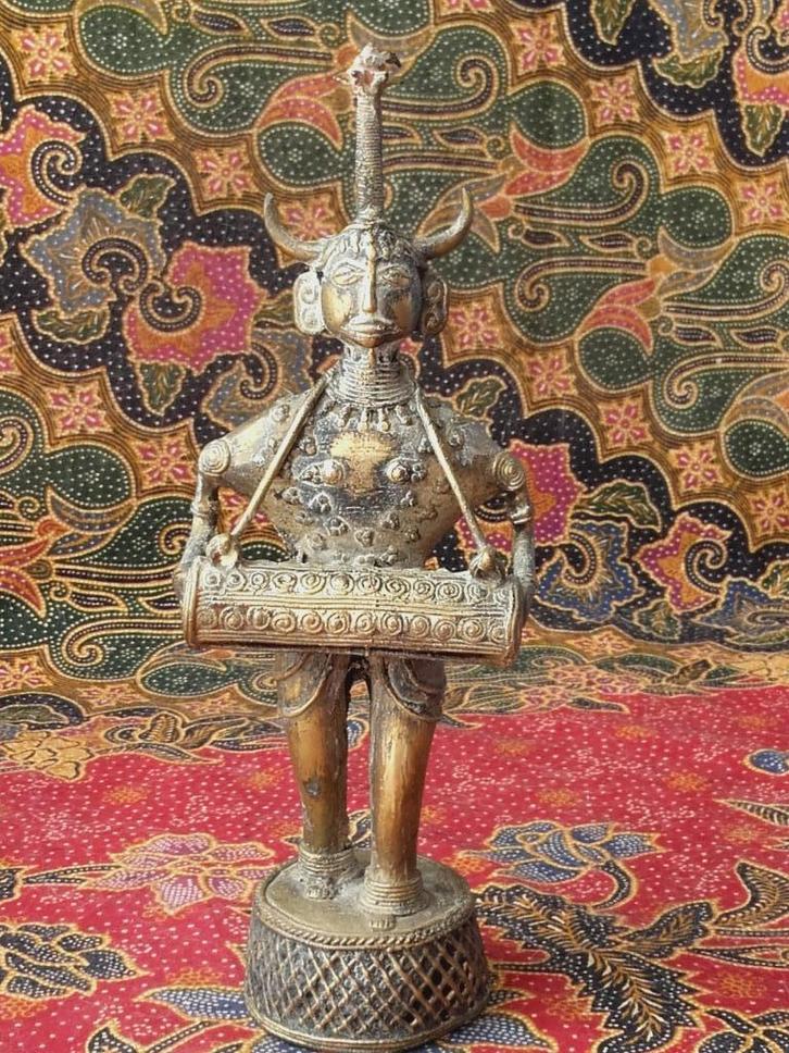 Man met trommel mooi antiek Oosters brons beeldje 24,4 cm., Antiek en Kunst, Kunst | Niet-Westerse kunst, Ophalen of Verzenden