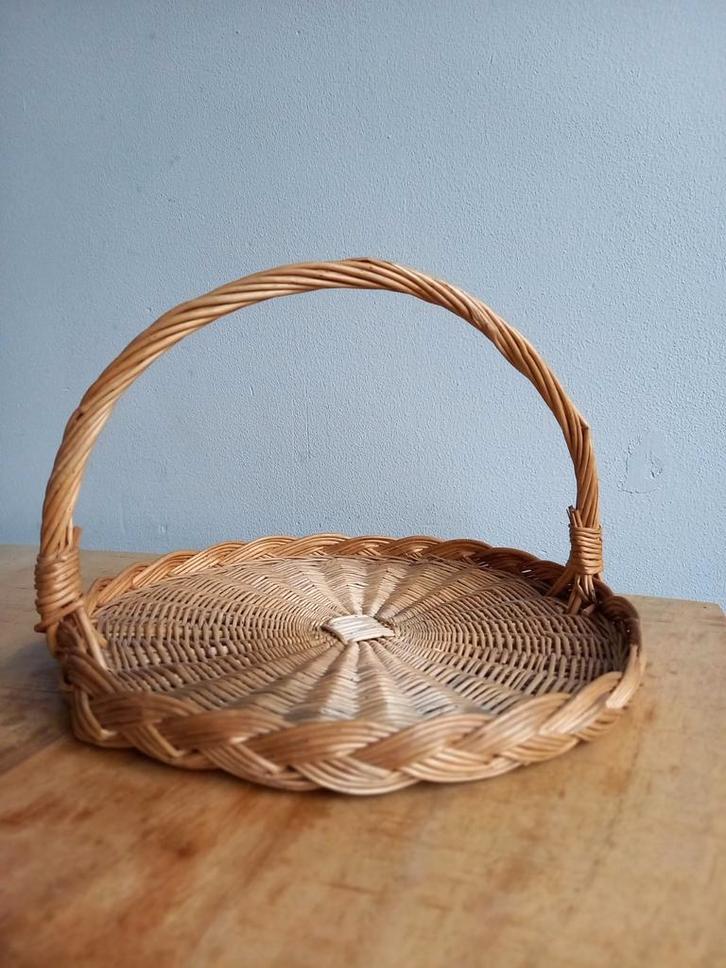 Handgevlochten rieten mand met hengsel, Huis en Inrichting, Woonaccessoires | Schalen en Manden, Gebruikt, Mand, Rond, Riet, Ophalen of Verzenden
