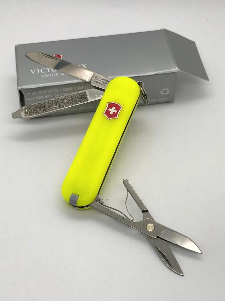 Victorinox Classic SD STAYGLOW 58mm Swiss Army Knife NIB, Caravans en Kamperen, Kampeergereedschap, Nieuw, Ophalen of Verzenden