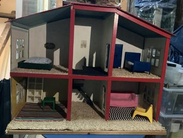 Poppenhuis met Meubels beschikbaar voor biedingen