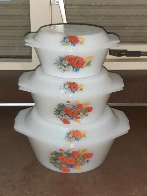 Arcopal France klaprozen dekschalen set nieuwstaat, Huis en Inrichting, Keuken | Servies, Zo goed als nieuw, Overige stijlen, Ophalen of Verzenden