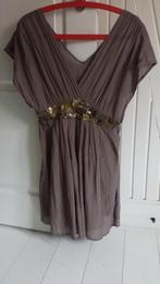 Taupe kleurige zomerjurk met pailletten Maat M, Kleding | Dames, Jurken, Ophalen of Verzenden, Gedragen, Maat 38/40 (M)
