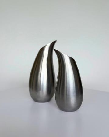 Vintage teardrop shaped vases made of brushed aluminium beschikbaar voor biedingen