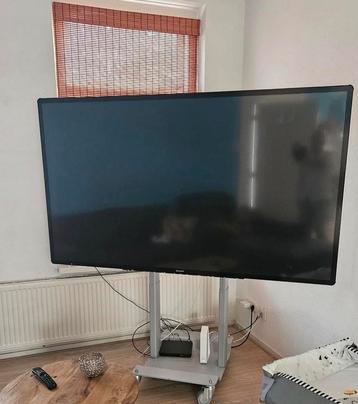 Grote tv 80 a 85 inch op statief beschikbaar voor biedingen