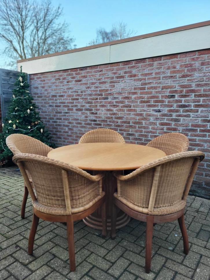 Ronde tafel 120 cm met 5 rieten stoelen, Huis en Inrichting, Tafels | Eettafels, Gebruikt, 50 tot 100 cm, 100 tot 150 cm, Rechthoekig