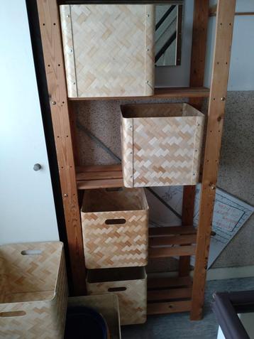 Houten stellingkast met kratjes beschikbaar voor biedingen
