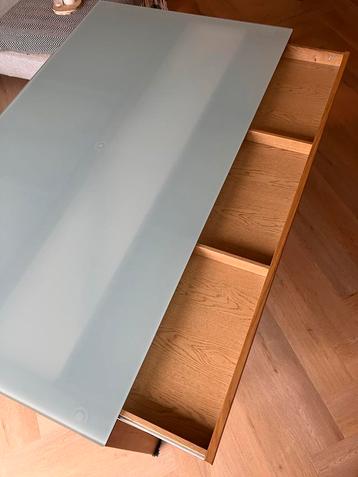 Gratis Afhalen Houten eettafel met glazen blad beschikbaar voor biedingen