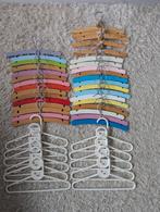 34 houten en 12 kunststof kledinghangers baby, Ophalen of Verzenden, Zo goed als nieuw, Hema