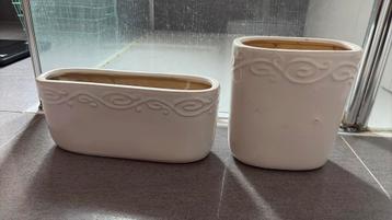 2x bloempot binnen crèmekleurig zgan beschikbaar voor biedingen