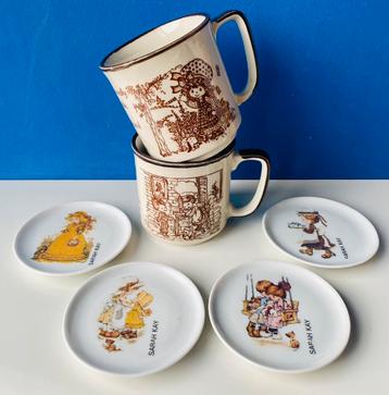 Sarah Kay Holly Hobbie/ mokken en kleine bordjes beschikbaar voor biedingen
