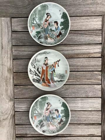 3 decoratieve porseleinen bordjes in Japanse stijl - Geisha beschikbaar voor biedingen