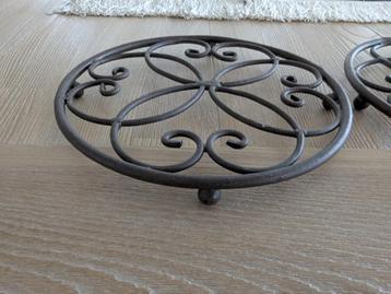 2 Metalen onderzetters voor planten (Zeer goede staat) beschikbaar voor biedingen