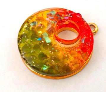 Leuke ketting hanger hars met glitters beschikbaar voor biedingen