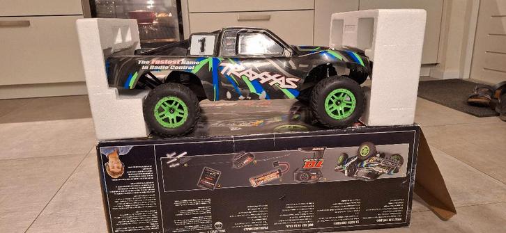 Traxxas slash 4x4 vxl met upgrades + accu en lader, Hobby en Vrije tijd, Modelbouw | Radiografisch | Auto's, Zo goed als nieuw