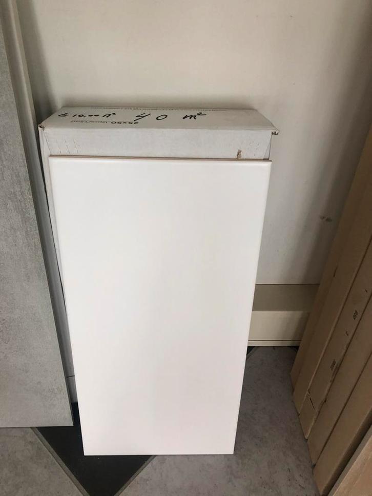 Wit glans tegels 25x50 - 40m2, Doe-het-zelf en Verbouw, Tegels, Nieuw, Wandtegels, Keramiek, 40 tot 60 cm, 20 tot 40 cm, 10 m² of meer