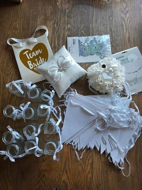 12 kleine vaasjes, ringen kussens, witte slingers bruiloft, Kleding | Dames, Trouwkleding en Trouwaccessoires, Zo goed als nieuw