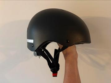 Zwarte Fietshelm Skatehelm jongen meisje maat 52-57 L/XL beschikbaar voor biedingen