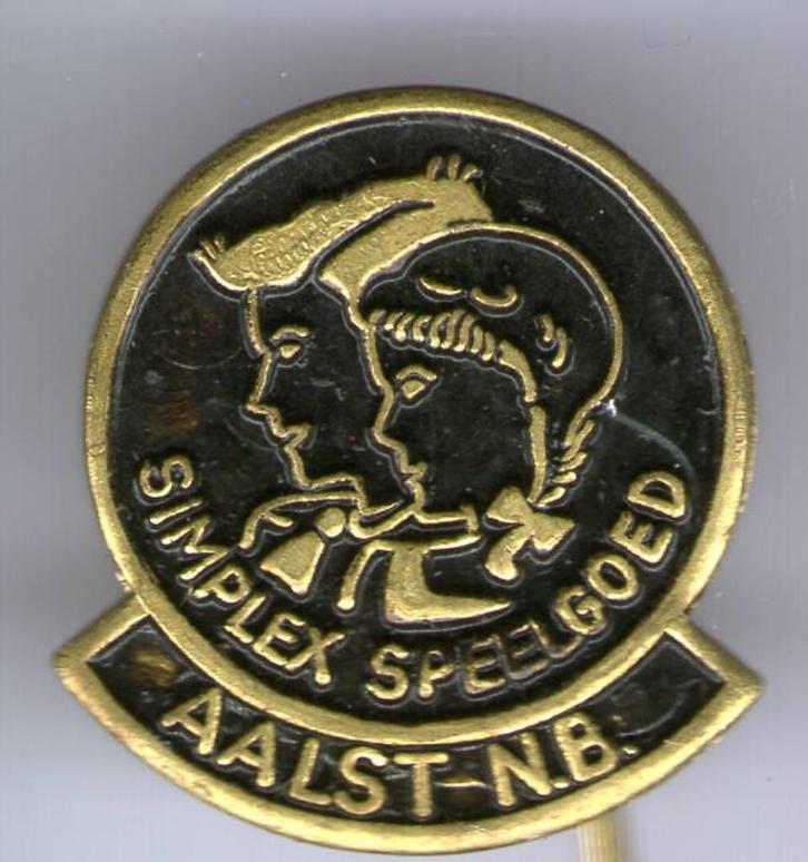 SIMPLEX speelgoed Aalst zwart op koper speldje ( W_342 ), Verzamelen, Speldjes, Pins en Buttons, Nieuw, Speldje of Pin, Merk, Verzenden