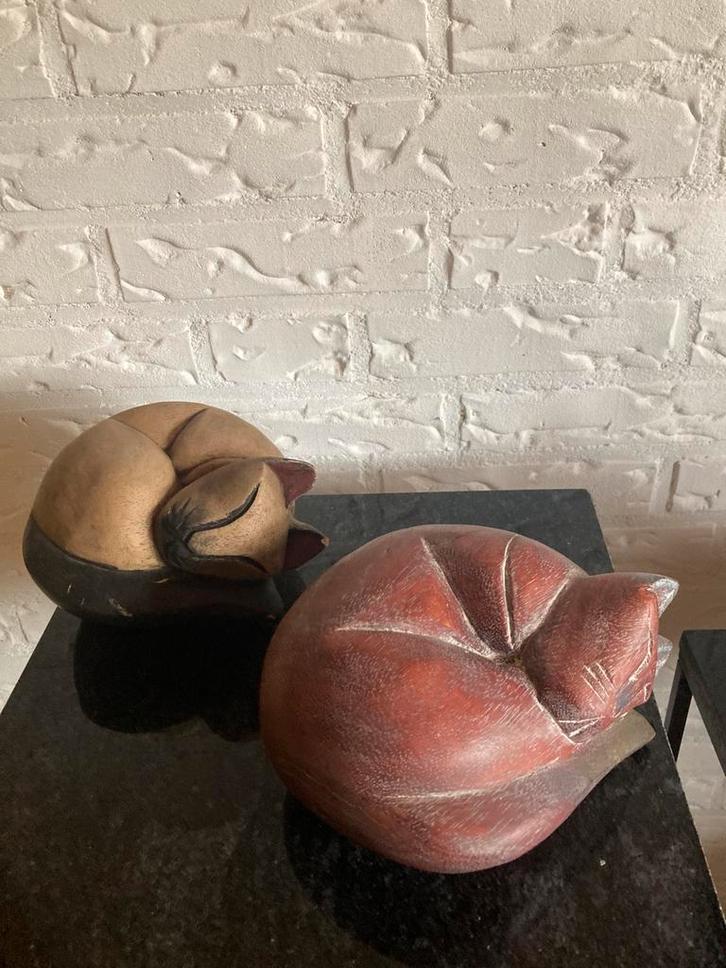 Unieke handgemaakte houten beeldjes van slapende katten, Verzamelen, Beelden en Beeldjes, Zo goed als nieuw, Dier, Ophalen