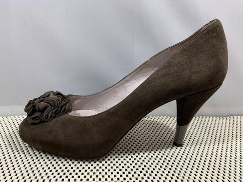 Unisa, maat 41. Stijlvolle donker bruin suède pumps., Kleding | Dames, Schoenen, Zo goed als nieuw, Schoenen met hoge hakken, Bruin