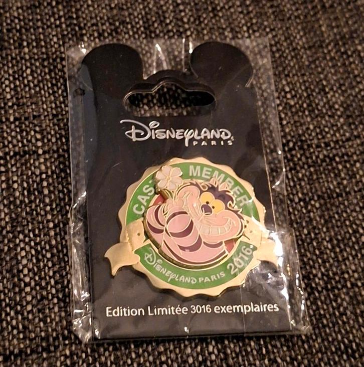Cheshire Cat Cast Member pin - Disneyland Parijs (nieuw), Verzamelen, Speldjes, Pins en Buttons, Nieuw, Speldje of Pin, Ophalen of Verzenden