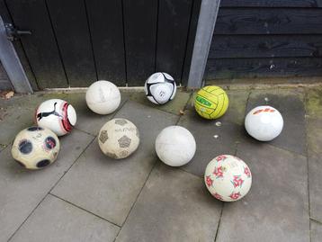 diverse voetballen zowel (kunst) gras en straat beschikbaar voor biedingen