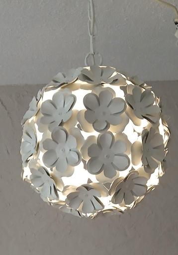 Sfeervolle plafondlamp gemaakt van metaal Witte Bloemen beschikbaar voor biedingen