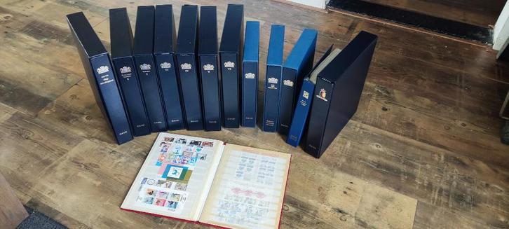 Davo klappers (12) met postzegels, postzegelboekjes etc., Postzegels en Munten, Postzegels | Volle albums en Verzamelingen, Nederland