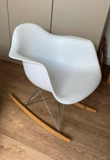 Witte Schommelstoel beschikbaar voor biedingen