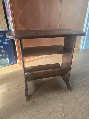 Antieke krantenbak  beschikbaar voor biedingen