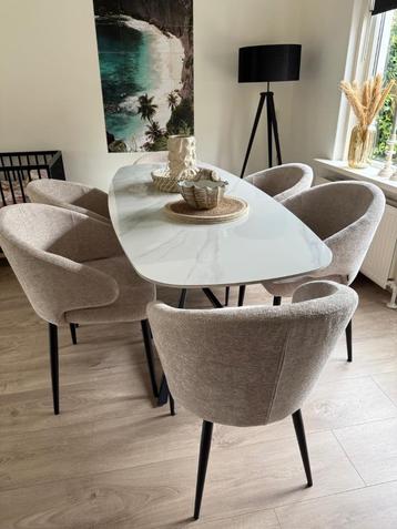 Prachtige Keramische eettafel beschikbaar voor biedingen