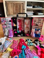 Barbie kledingkast met veel kleding, Ophalen, Zo goed als nieuw, Barbie