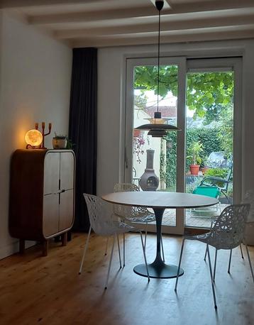 Tafels tulipe tailor made houten top Eero Saarinen. Stoelen  beschikbaar voor biedingen