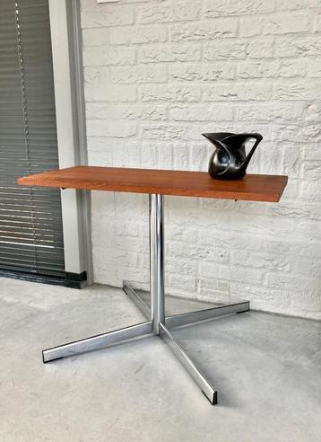 Draaibare TV tafel, vintage jaren 70. Teakfineer met chroom. beschikbaar voor biedingen