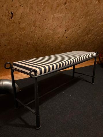 (Bed) bankje met gestreepte bekleding beschikbaar voor biedingen
